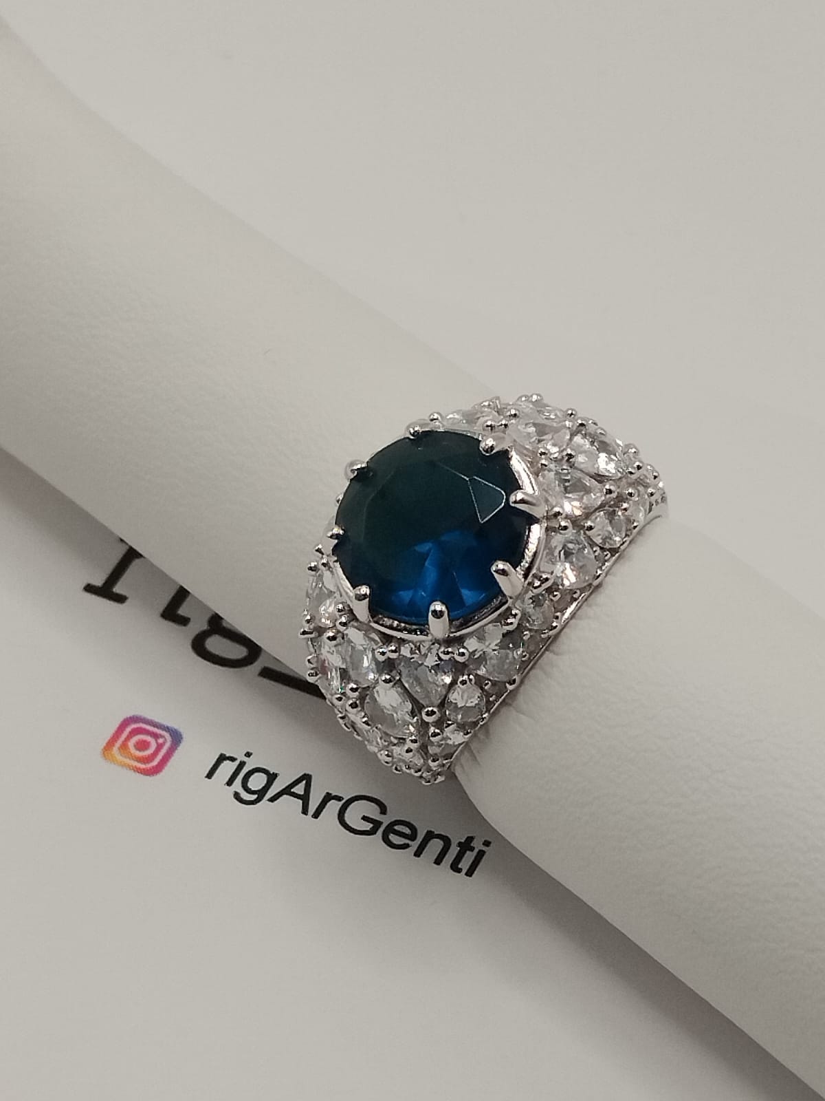 Anello in Argento 925 con zirconi laterali bianchi e centrale blu, misura 52 regolabile