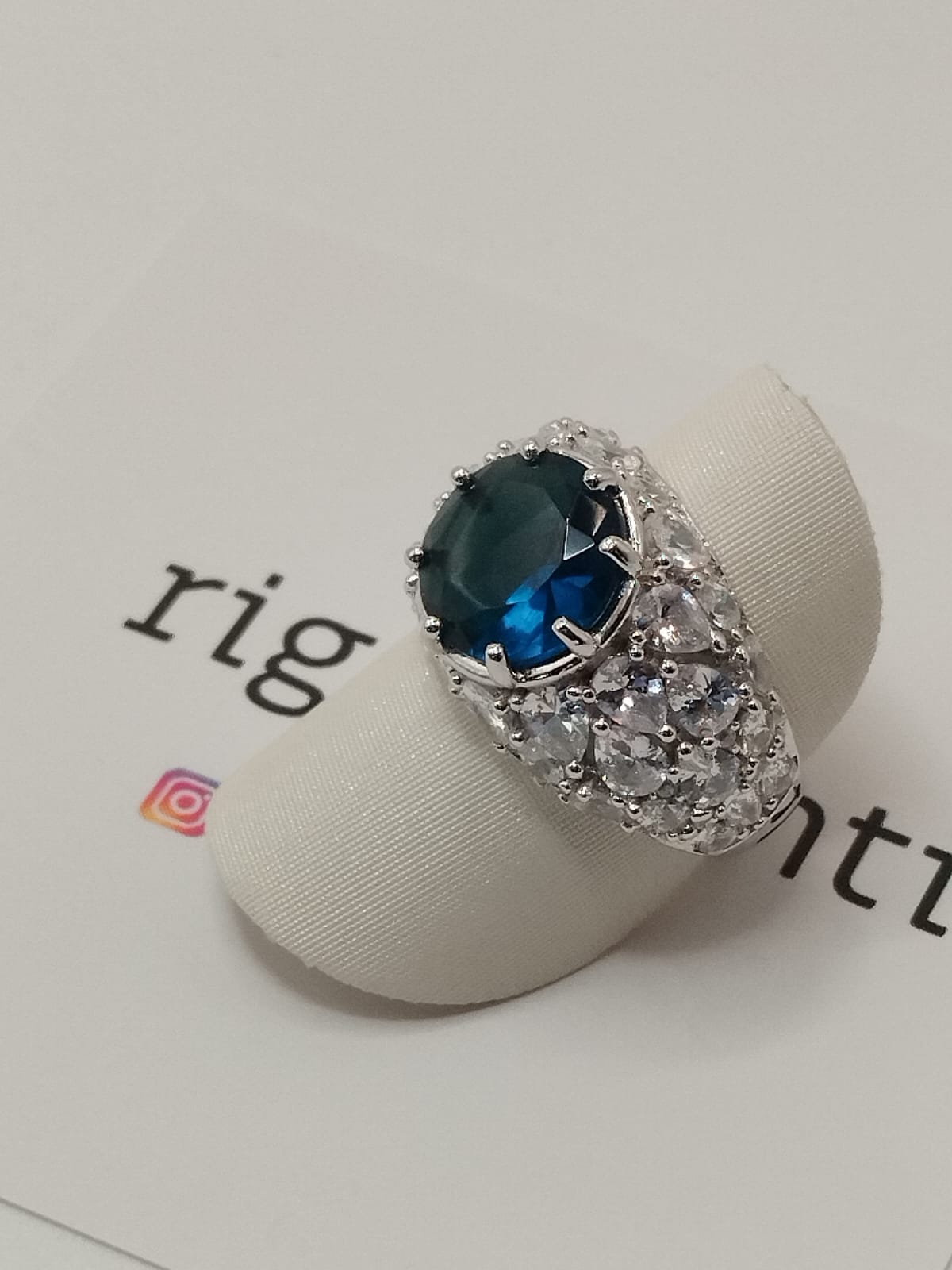 Anello in Argento 925 con zirconi laterali bianchi e centrale blu, misura 52 regolabile