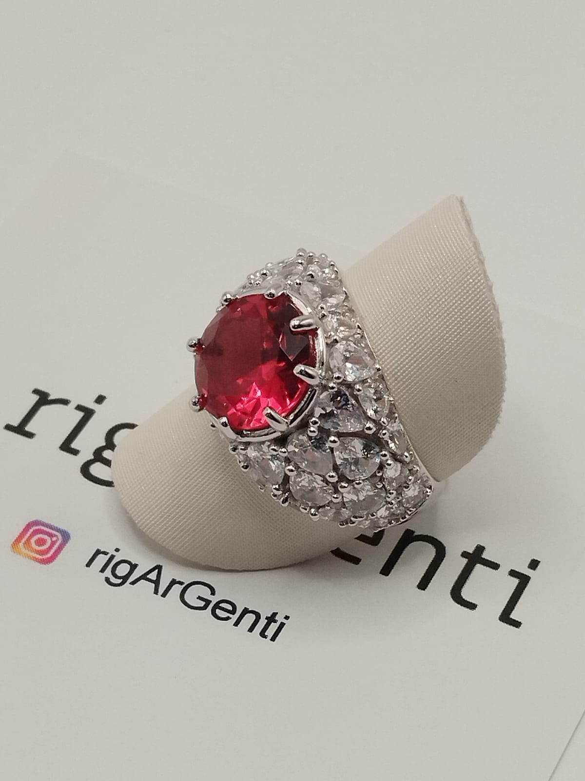 Anello in Argento 925 con zirconi laterali bianchi e centrale rosso, misura 52 regolabile