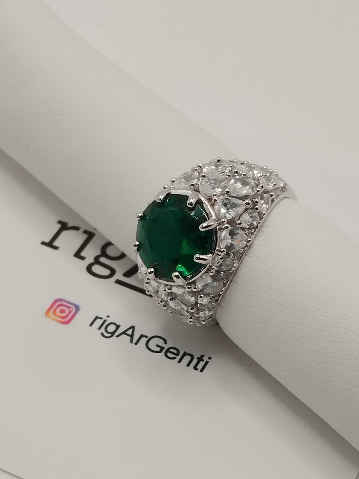 Anello in Argento 925 con zirconi laterali bianchi e centrale verde, misura 52 regolabile