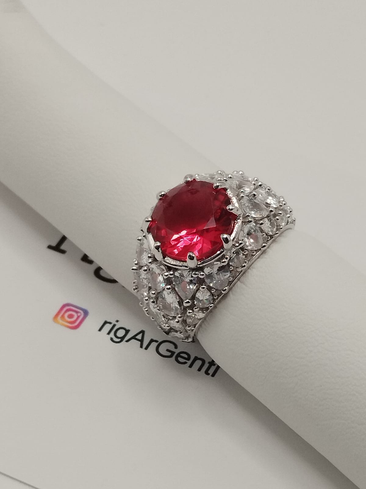 Anello in Argento 925 con zirconi laterali bianchi e centrale rosso, misura 52 regolabile